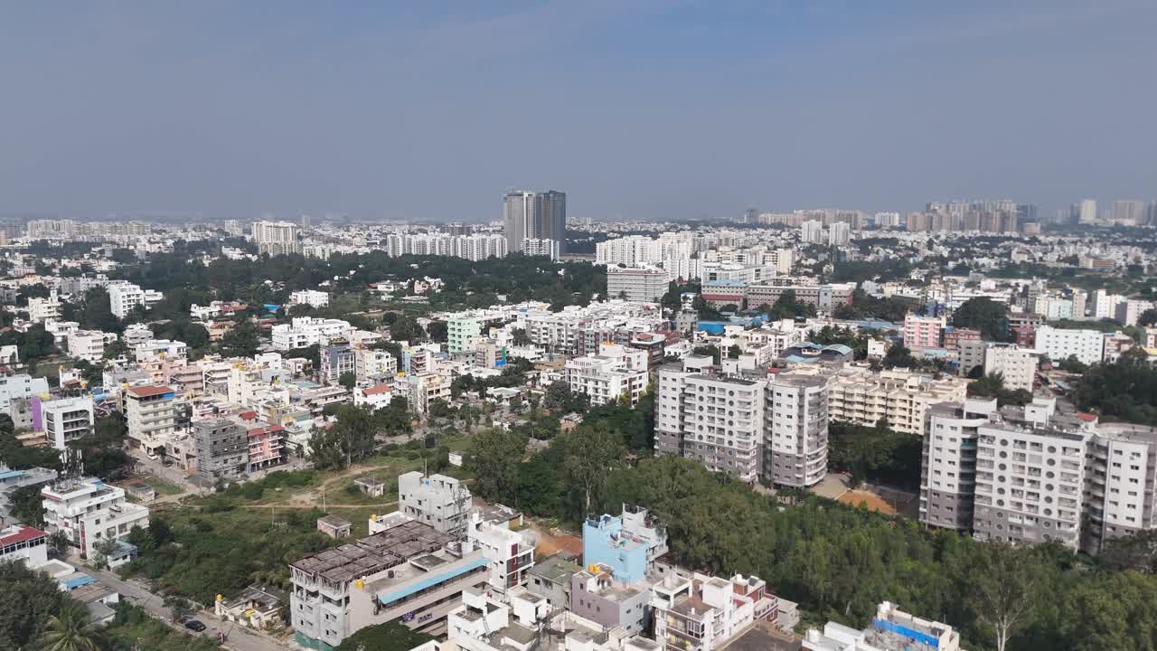 Attività di costruzione ripresa dall'alto in un fiorente sobborgo di Bangalore