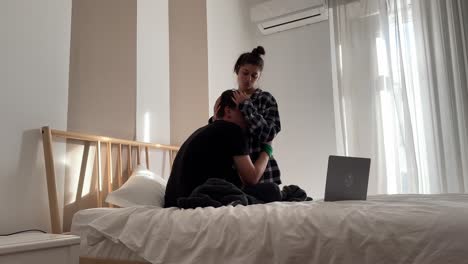 pareja en el dormitorio