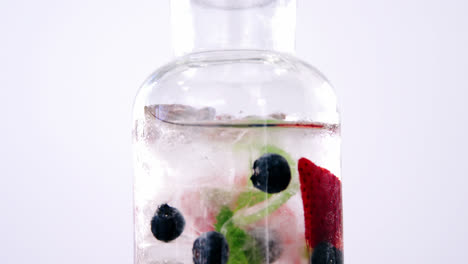 frutas en conserva en botella