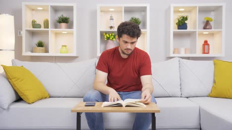 el hombre torpe que accidentalmente derribó la mesa.