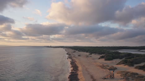 playa de arena tropical durante el amanecer