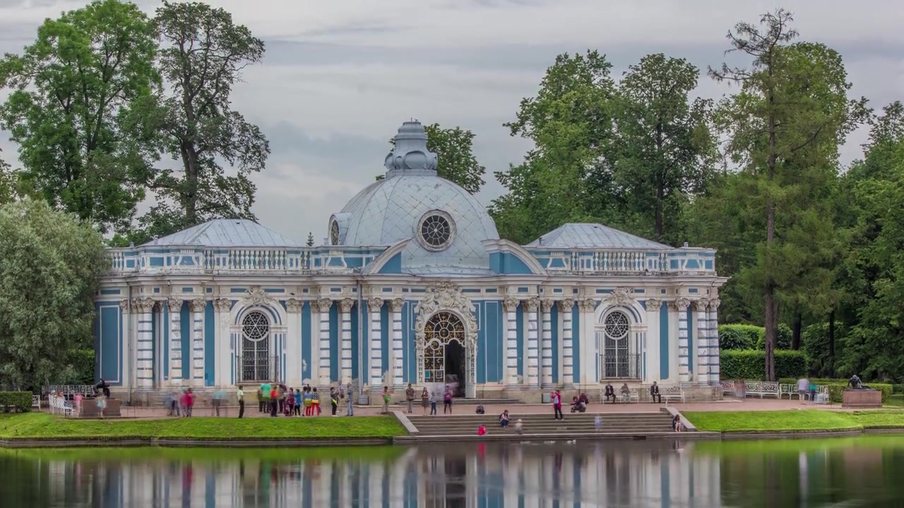 Phản chiếu của Đình Grotto: Quay nhanh Công viên Catherine Tsarskoye Selo thanh bình ở St. Petersburg, Nga. Mây trôi lững lờ trên mặt hồ yên ả, tạo nên hình ảnh phản chiếu quyến rũ trên mặt nước