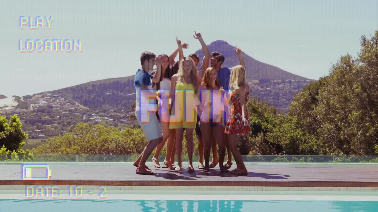 animación de texto funk en la pantalla de la cámara de video con interfaz digital filmando amigos en la fiesta de la piscina