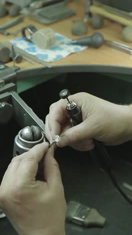 haciendo un anillo de boda de diamantes