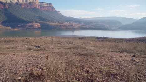 el pantano de sau está sin agua debido a los problemas de extrema sequedad y falta de lluvia.
