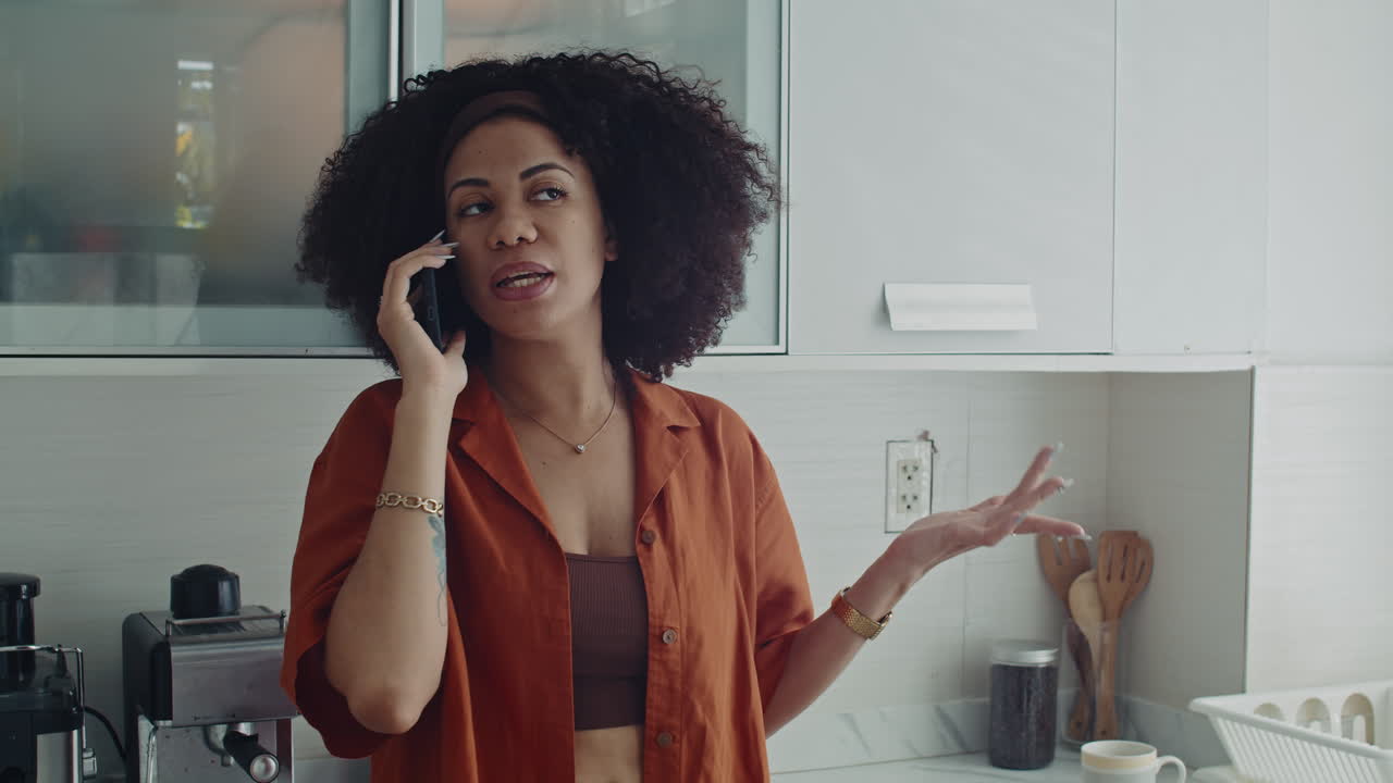 Mulher hispânica almoçando salada e falando ao celular