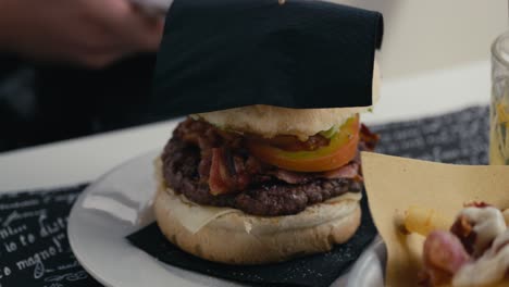 hamburguesa gourmet y papas fritas cargadas fiesta en italia