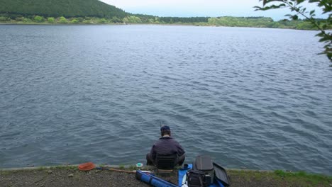 Pescadores-Japoneses-Pescando-En-La-Orilla-Del-Lago-Del-Monte-Fuji,-Japón