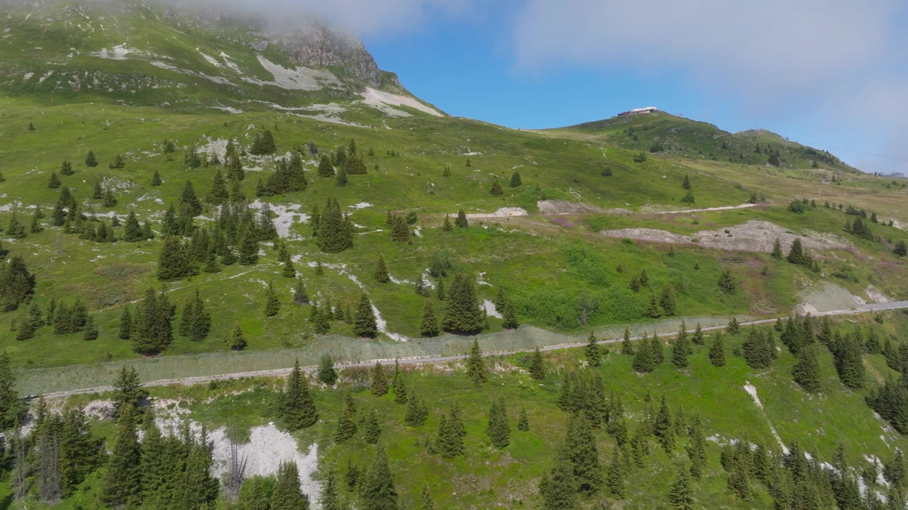 Riprese aeree cinematografiche con drone delle Alpi francesi che mostrano paesaggi montani mozzafiato, cime spettacolari, valli verdi lussureggianti, fitte foreste e natura alpina incontaminata. Splendide viste panoramiche c