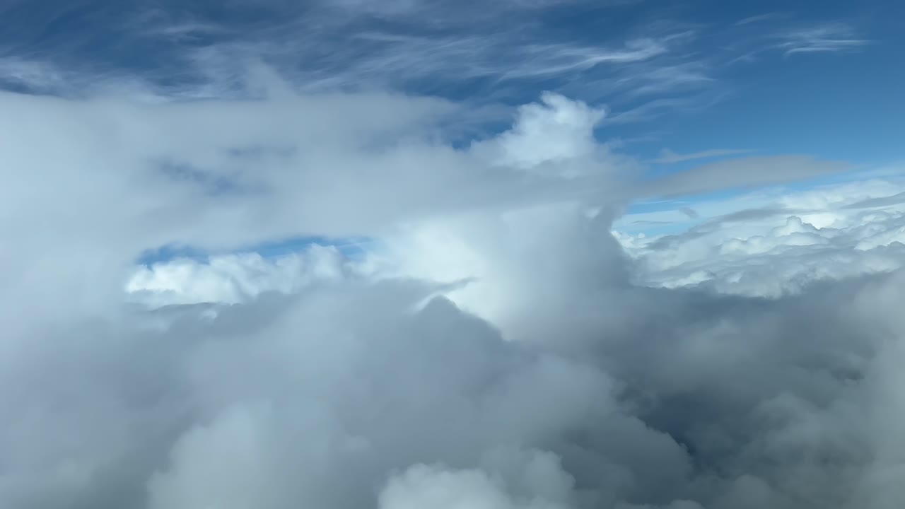 파일 포브는 폭풍우 하늘을 가로질러 날아다니는 비행기 객실에서 몇 번 회전합니다.