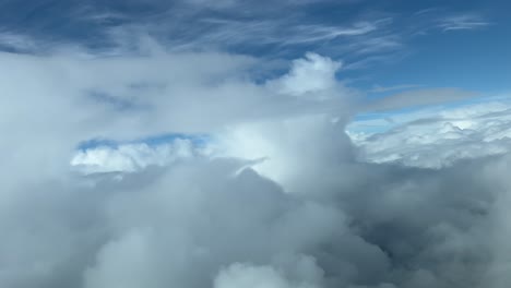 Toma-POV-Del-Piloto-Desde-La-Cabina-De-Un-Avión-Volando-A-Través-De-Un-Cielo-Tormentoso-Haciendo-Algunos-Giros.