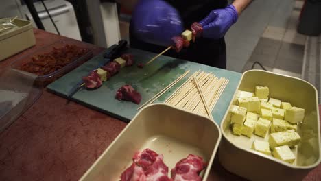 Preparando-Deliciosas-Brochetas-En-La-Carnicería,-Cerrar