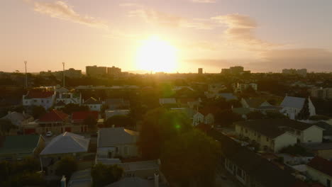 Adelante-Vuelan-Por-Encima-Del-Desarrollo-Residencial-En-El-Barrio-Urbano.-Vista-Contra-El-Colorido-Cielo-Del-Atardecer.-Puerto-Elisabeth,-Sudáfrica