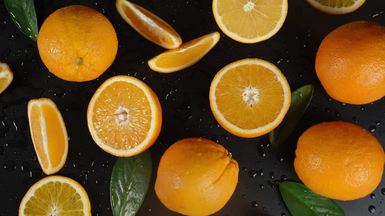 Foglie d'arancio intere e a pezzi ruotano lentamente