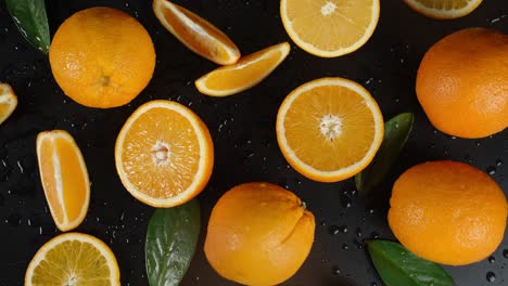 y pedazos enteros de hojas de naranja giran lentamente.