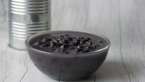 frijoles negros enlatados en un tazón de vidrio