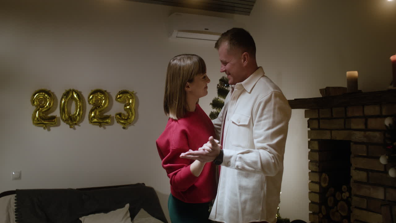 거실에서 새해 전날 축제.