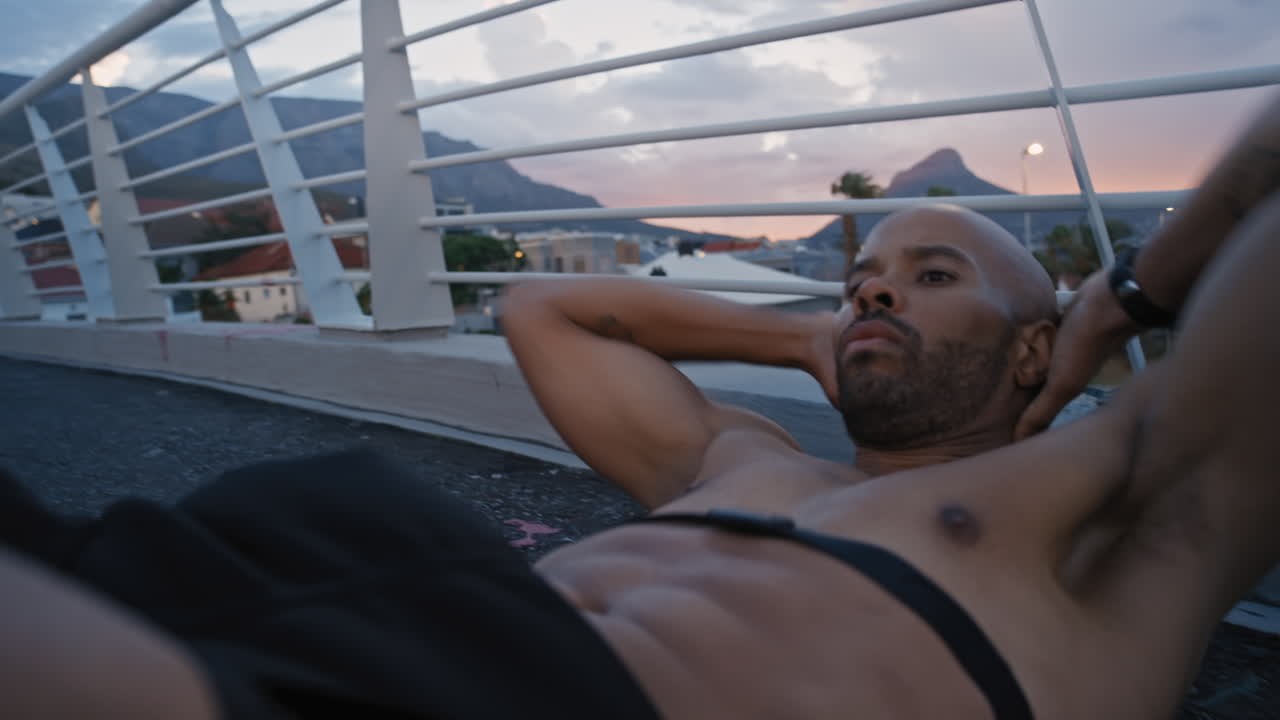 hombre, entrenamiento de crujido y entrenamiento al aire libre