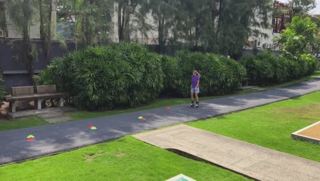 práctica de patinaje en un parque