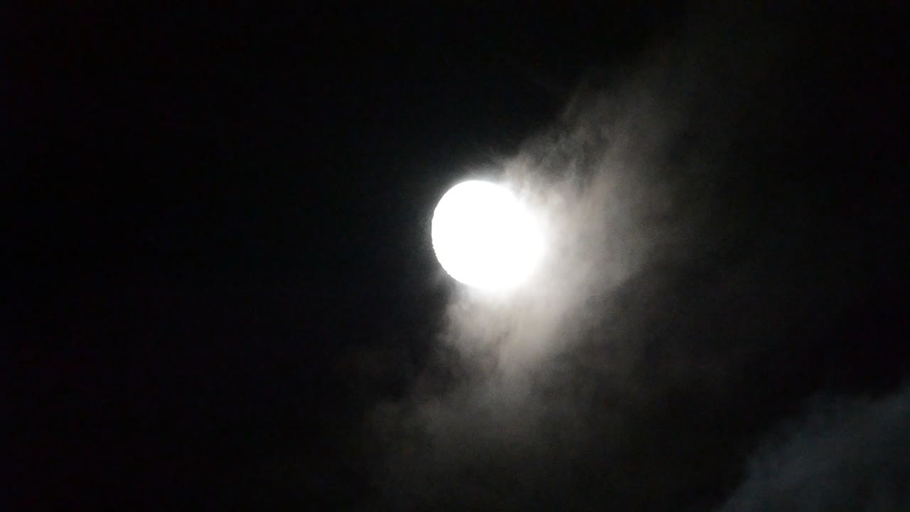 luna en una noche nublada