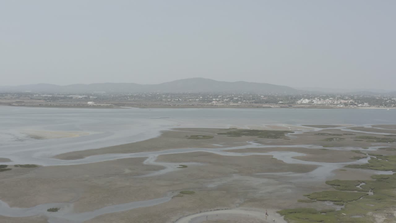 algarve, portugal - una panorámica panorámica de la isla de armona - avión no tripulado volando hacia adelante