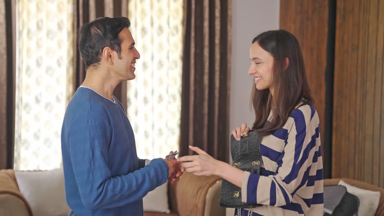 행복 한 인도인 남편 이 아내 에게 돈 을 요청 하고 있다