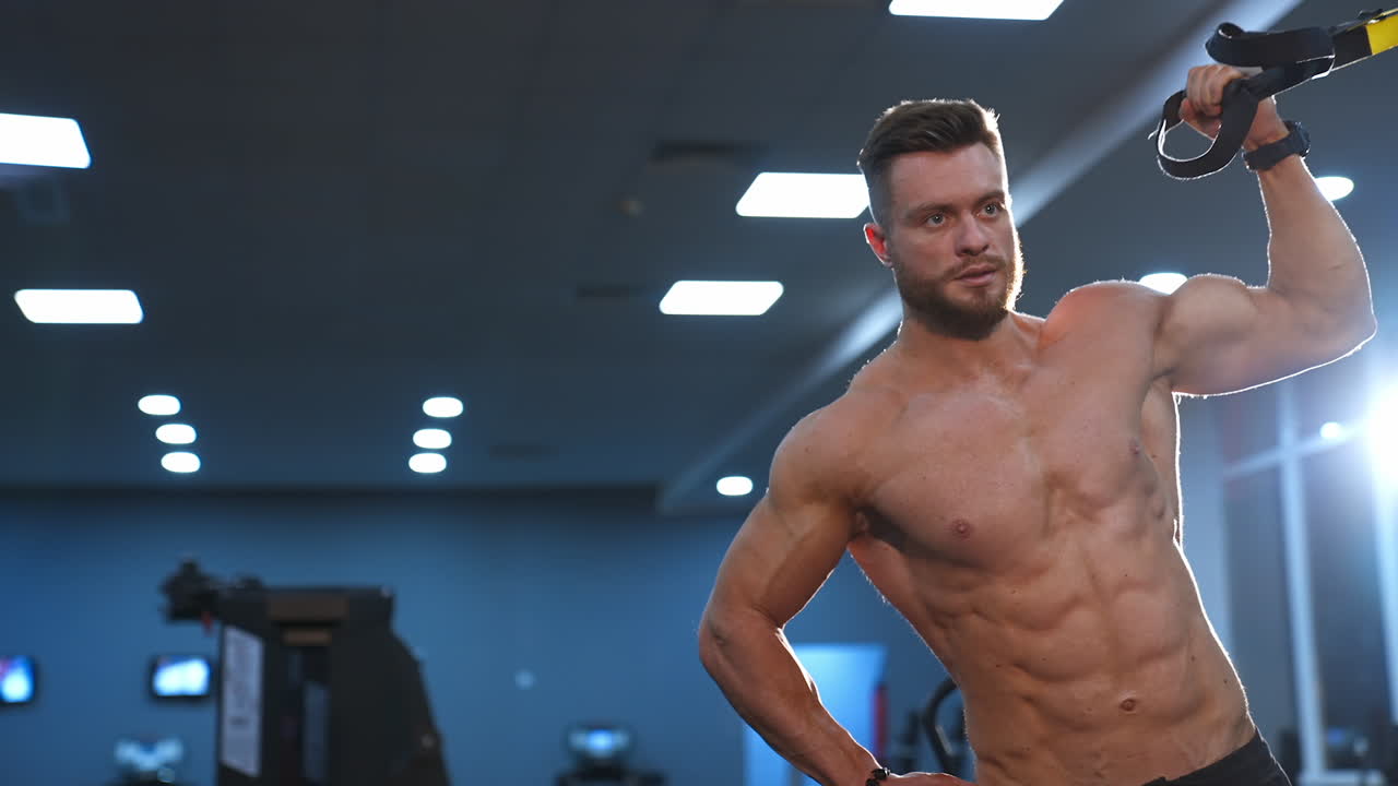 Atleta che si allena in palestra. Giovane uomo che si allena in palestra.