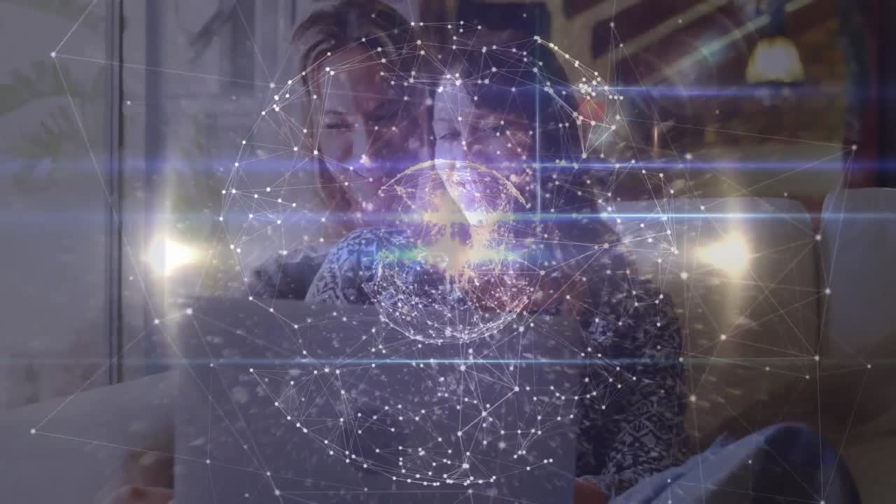 animación del globo con una red de conexiones sobre mujeres que usan computadoras portátiles