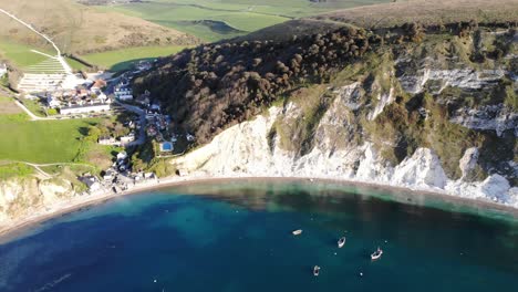 Sonnige-Luftaufnahme-über-Lulworth-Cove-In-Dorset