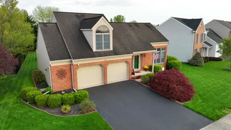 Amerikanisches-Einfamilienhaus-Mit-Doppelgarage-Und-Amerikanischer-Flagge-An-Der-Fassade