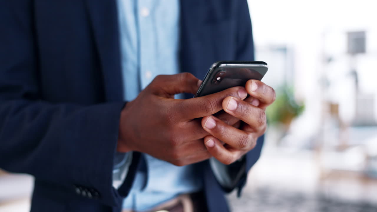 mani, telefono e digitazione nella comunicazione