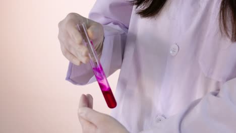 demostración de reacción química con cambio de color