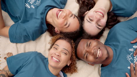 feliz, amigos y cara en la diversidad de vista superior