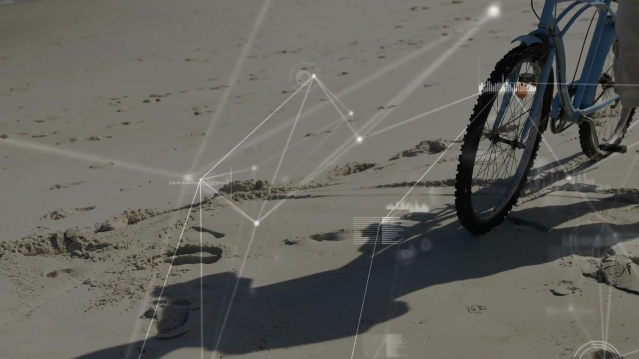 Adulto in pantaloncini che cammina spingendo una bici lungo la spiaggia, lasciando impronte a piedi nudi sotto una sovrapposizione, con spazio per il testo.