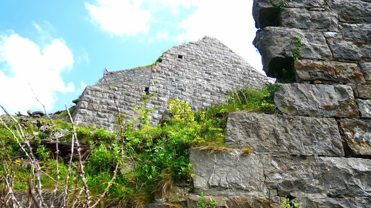 웨일스어 산업 해안 시골 낮은 각도 왼쪽 돌리에 오래 된 버려진된 랜드마크 돌 공장 복원 건물