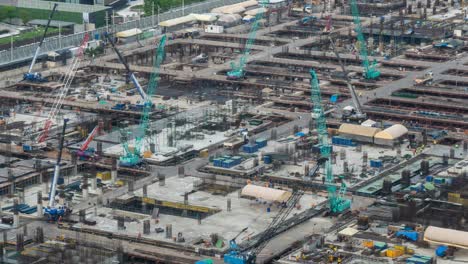 tiempo transcurrido en el sitio de construcción con maquinaria de construcción pesada en la metrópolis