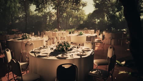 elegante recepción de bodas al aire libre en un entorno de jardín