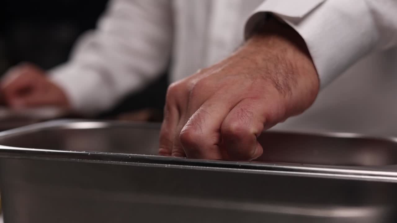 Chef che prepara il cibo nella cucina di un ristorante