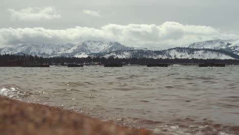 Lake-Tahoe,-Umgeben-Von-Den-Bergen-Der-Sierra-Nevada,-Bedeckt-Mit-Einer-Schneelandschaft-Und-Dramatischen-Wolken-Und-Licht