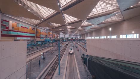 Zaragoza-Delicias-Estación-De-Tren-Timelapse-Tren-De-Alta-Velocidad-Ave-En-España-Ciudad