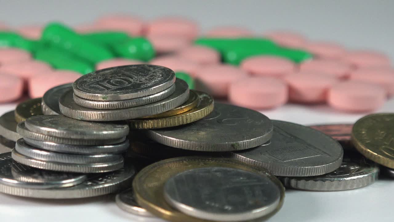 primer plano de algunas monedas y pastillas