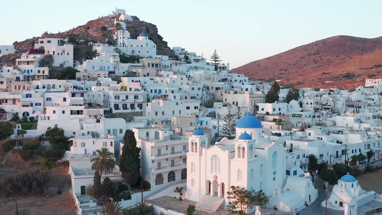 vista aérea de drones iglesia catedral en el centro de la isla de ios chora