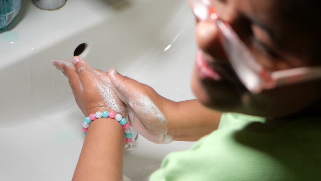 criança a lavar as mãos