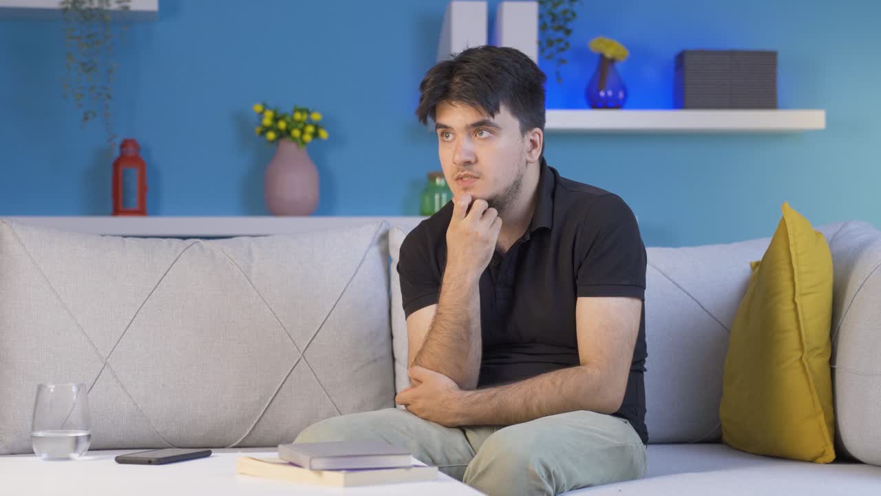 심리적으로 혼란스러운 사려 깊은 긴장.