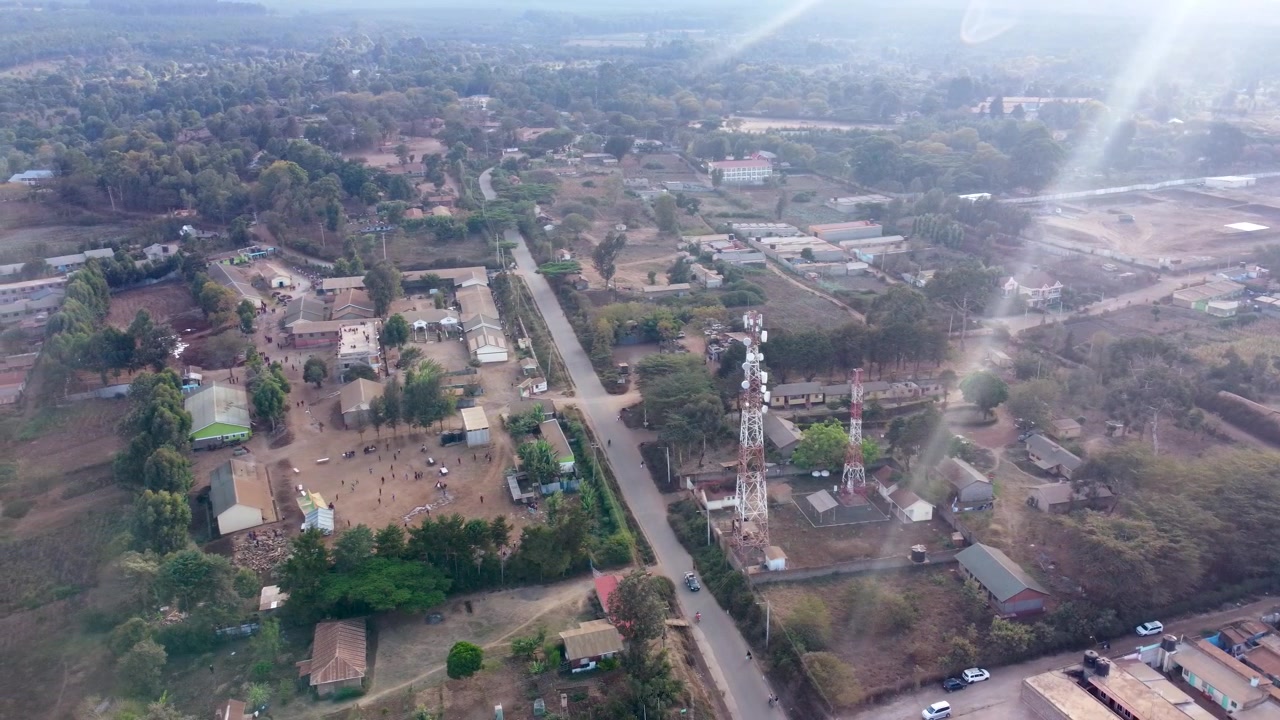 Filmato con drone della città di Loitokitok che mostra torri di comunicazione mobile, strade, case e aree commerciali, evidenziando l'infrastruttura delle telecomunicazioni e la crescita urbana nel Kenya meridionale