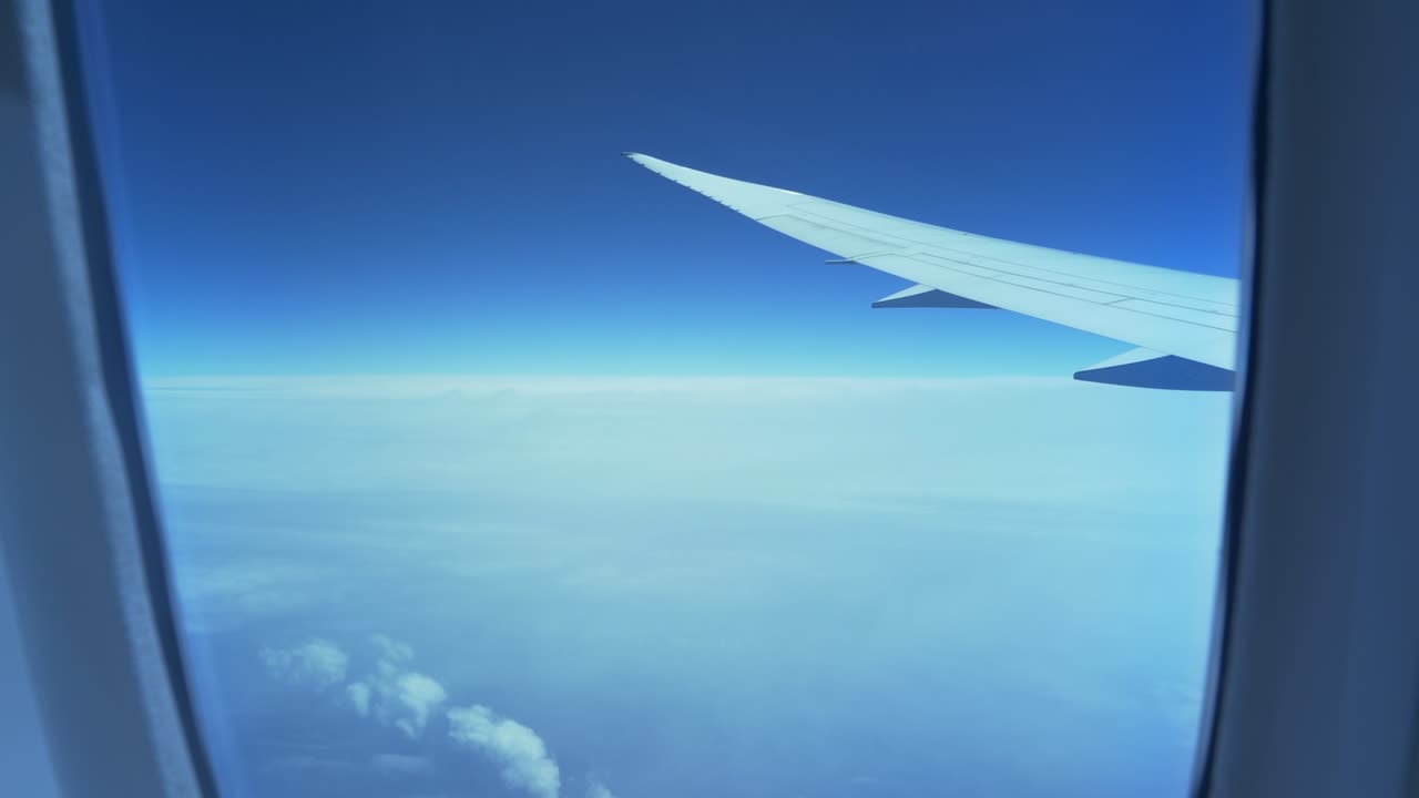 가까이에서: 빈 창문 좌석은 위에서 대서양의 놀라운 전망을 드러니다.