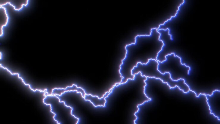 Rami di fulmini elettrici a schermo intero con movimento caotico di scariche e bagliore cromatico. Sovrapposizione grafica da aggiungere a progetti di film, video, VFX, effetti visivi. Animazione ProRes 4K