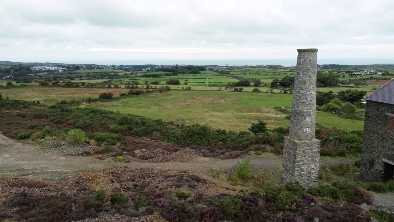parys mountain abandonado ladrillo chimenea cobre minería molino piedra ruina vista aérea largo dolly derecho