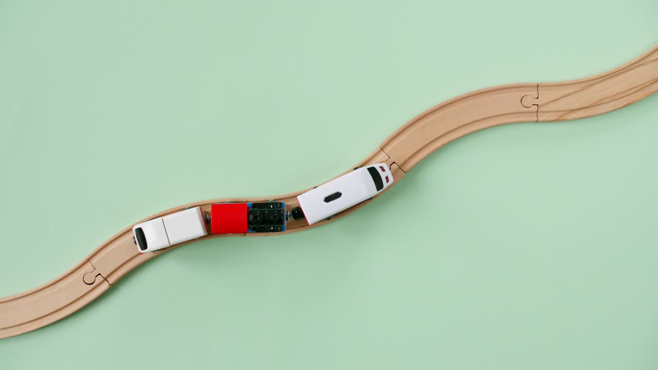 어린이용 장난감 목조 철도 (toy train travel along the railway) - 어린이용 교육용 장난물 (top view) - 코피 스페이스 (copy space)