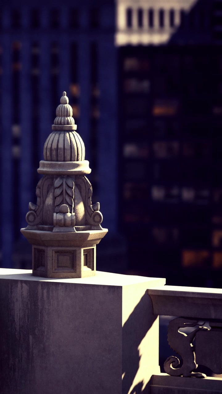 Un elegante ornamento architettonico si erge contro lo skyline della città